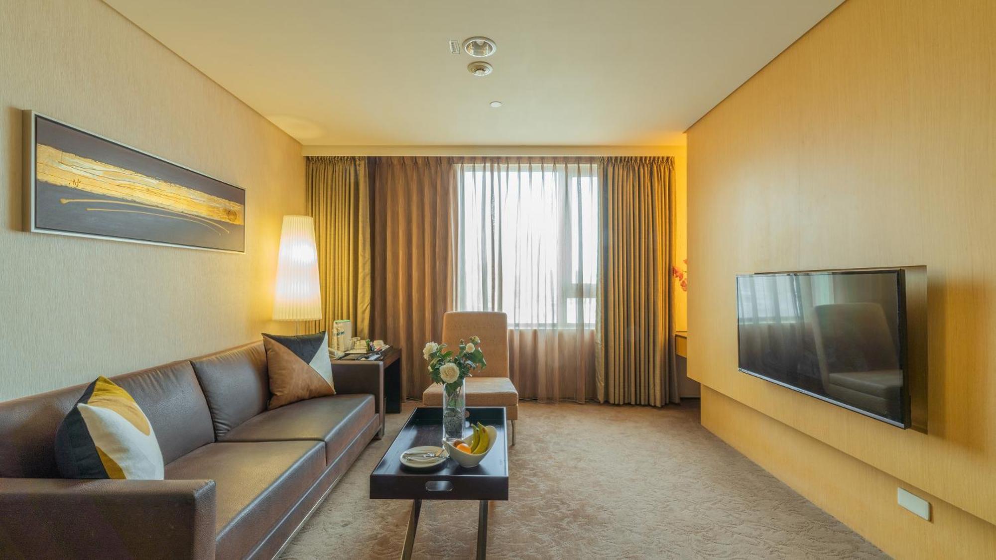 Tempus Hotel Taichung Cameră foto A living room in a suite at the hotel